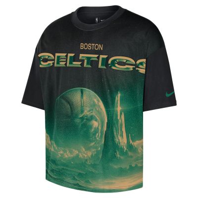 Nike NBA Boston Celtics Courtside Boxy Tee Black - Svart - Kortermet T-skjorte Nike NBA Boston Celtics Courtside Boxy Tee Black - Svart - Kortermet T-skjorte