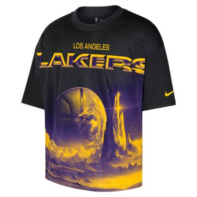 Nike NBA Los Angeles Lakers Courtside Boxy Tee Black - Svart - Kortermet T-skjorte Nike NBA Los Angeles Lakers Courtside Boxy Tee Black - Svart - Kortermet T-skjorte