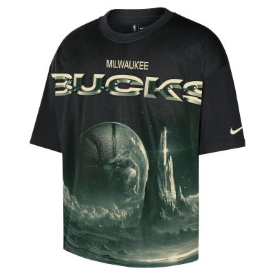 Nike NBA Milwaukee Bucks Courtside Boxy Tee - Svart - Kortermet T-skjorte Nike NBA Milwaukee Bucks Courtside Boxy Tee - Svart - Kortermet T-skjorte