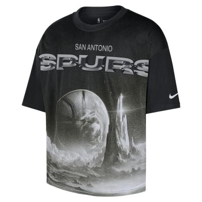 Nike NBA San Antonio Spurs Courtside Boxy Tee Black - Svart - Kortermet T-skjorte Nike NBA San Antonio Spurs Courtside Boxy Tee Black - Svart - Kortermet T-skjorte