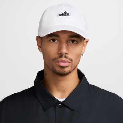 Nike Club Unstructured Patch Cap White - Hvit - Lokk