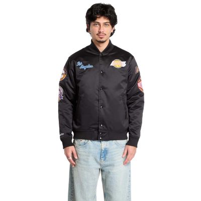 Mitchell & Ness NBA Blackout Heavyweight Lakers Satin Jacket - Svart - Jakke Mitchell & Ness NBA Blackout Heavyweight Lakers Satin Jacket - Svart - Jakke